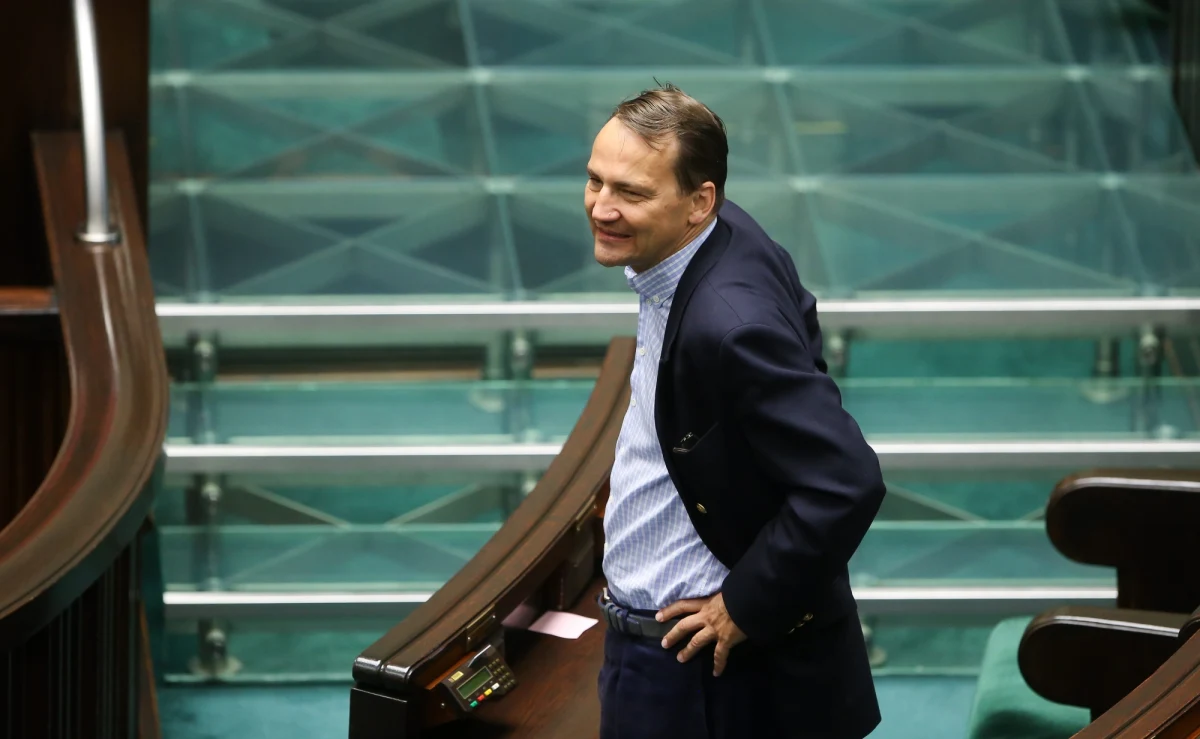 Radosław Sikorski podzielił się ze światem wiedzą na wrażliwe dla państwa tematy; wskazał m.in. gdzie CIA miało swoje centrum przesłuchań - pisze "Dziennik Gazeta Prawna", komentując książkę byłego szefa MSZ "Polska może być lepsza". "Neoficką nadgorliwością wykazano się wówczas, gdy udostępniono Centralnej Agencji Wywiadowczej ośrodek w Starych Kiejkutach (...) sposób załatwienia tej sprawy nosi znamiona braku szacunku dla własnego państwa. Nie zadbano o podpisanie stosownych porozumień" – cytuje gazeta Radosława Sikorskiego. 