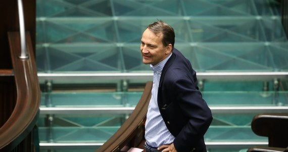 Radosław Sikorski podzielił się ze światem wiedzą na wrażliwe dla państwa tematy; wskazał m.in. gdzie CIA miało swoje centrum przesłuchań - pisze "Dziennik Gazeta Prawna", komentując książkę byłego szefa MSZ "Polska może być lepsza". "Neoficką nadgorliwością wykazano się wówczas, gdy udostępniono Centralnej Agencji Wywiadowczej ośrodek w Starych Kiejkutach (...) sposób załatwienia tej sprawy nosi znamiona braku szacunku dla własnego państwa. Nie zadbano o podpisanie stosownych porozumień" – cytuje gazeta Radosława Sikorskiego. 