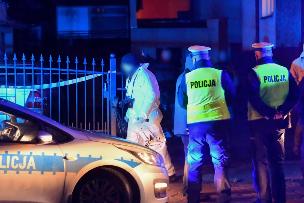 "W czasie weekendu nie było klientów, którzy rezygnowaliby ze swojej rezerwacji wizyty w escape roomie. Oczywiście, pojawiały się pytania i nawiązania do tragicznych wydarzeń: czy posiadamy gaśnicę, czy była już u nas straż pożarna. Strażacy szybko zareagowali u nas" - przyznaje w rozmowie z RMF FM właściciel escape roomu w mazowieckim Pruszkowie, którego lokal w czasie weekendu został skontrolowany przez strażaków. Takie kontrole w najbliższych dniach potrwają w "pokojach zagadek" i "domach strachu" w całej Polsce. Mają związek z tragicznym pożarem w Koszalinie. W piątek w escape roomie zginęło pięć nastolatek.