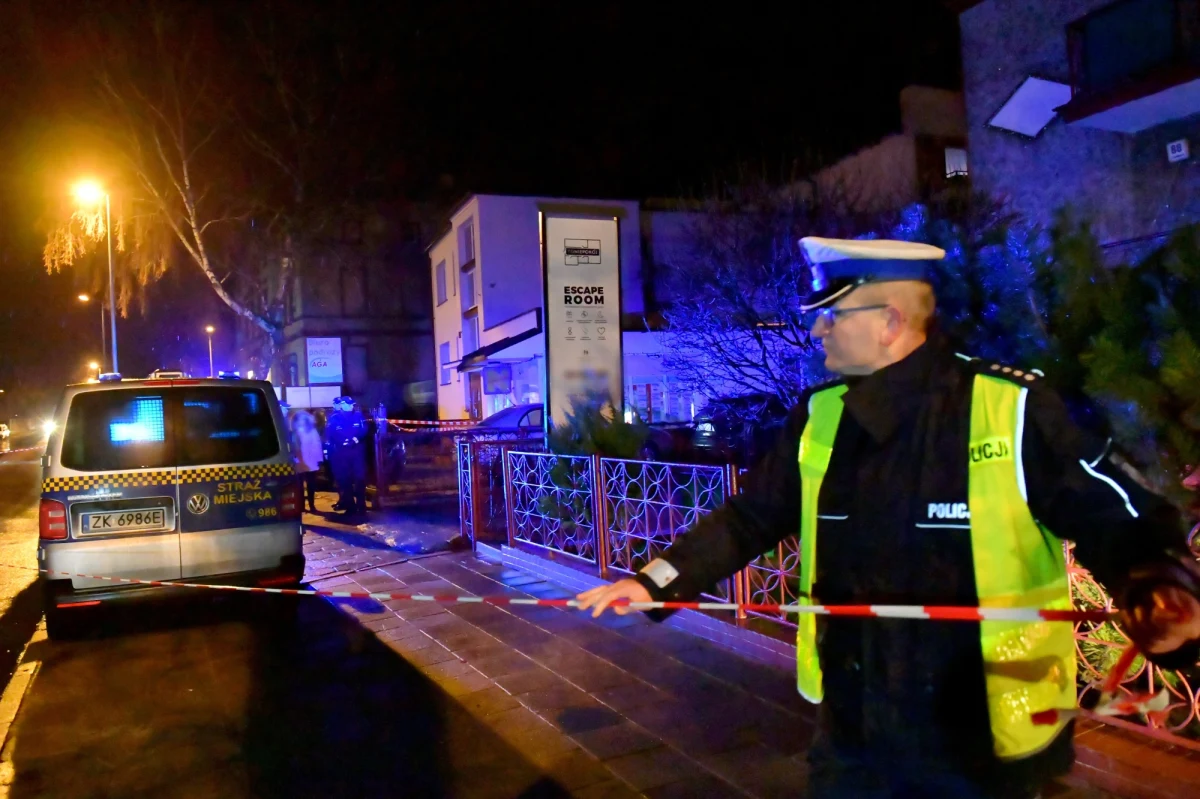 25-letni pracownik koszalińskiego escape roomu został przesłuchany w charakterze świadka. Po piątkowej tragedii mężczyzna trafił do specjalistycznego szpitala w Gryfiach. Był w budynku, kiedy wybuchł pożar. 
