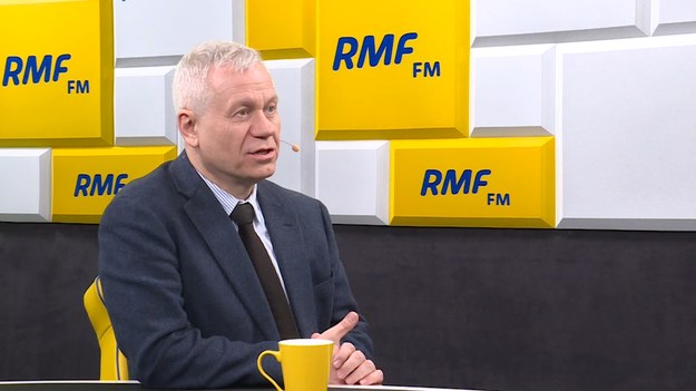 Życie religijne jest częścią życia społecznego. (…) Gdzie młody katolik ma zdobyć wiedzę na temat swojej religii? – mówi Poranny gość RMF FM eurodeputowany Marek Jurek pytany o inicjatywę środowisk lewicowych, związaną ze zbieraniem podpisów ws. rozdziału kościoła od państwa. Gość Roberta Mazurka pytany o zarzuty, jakie pojawiają się ws. księdza Jankowskiego odpowiada: najpierw muszą być dowody. "Ksiądz prałat Jankowski miał zachowania ekscentryczne które w Gdańsku wywoływały zdziwienie i więcej" - dodaje

Nie prowadzę indywidualnej działalności. Problem z PiS polega na tym, że jest ruchem nastawionym m.in. na wybory, a nie na budowanie większych porozumień - mówi Poranny gość w RMF FM eurodeputowany Marek Jurek, pytany o swoją polityczną przyszłość.

Nie wiem, czy między min. Gowinem a PiS istnieje porozumienie polegające na tym , że Gowin sam podejmuje decyzje. W PiS realizuje się swoje przekonania polityczne- dodaje.

Zdaniem Marka Jurka, PiS nie szuka z nikim żadnych porozumień. My przyjęliśmy to do wiadomości - podkreśla.