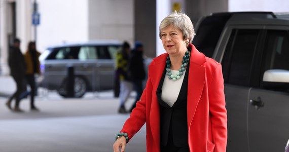 Głosowanie w Izbie Gmin nad wynegocjowanym przez brytyjski rząd porozumieniem z Unią Europejską w sprawie Brexitu odbędzie się 15 stycznia - tak przynajmniej twierdzi BBC, powołując się na źródła rządowe. Początkowo do głosowania miało dojść w grudniu, ale premier Theresa May zdecydowała o zmianie terminu. 