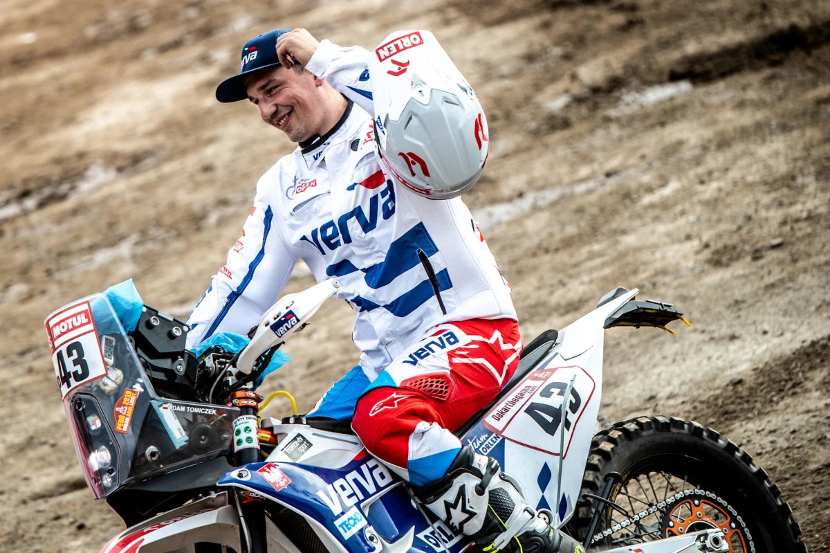 Wysokie wydmy, kurz, który nie pozwala oddychać oraz pogoda zmieniająca się błyskawicznie – takie warunki czekają na śmiałków, którzy postanowili wystartować w tegorocznym Rajdzie Dakar. Zawodnicy są już po oficjalnym starcie w peruwiańskiej Limie. Dziś mają do pokonania 331 kilometrów, z czego 84 kilometry to odcinek specjalny. W Dakarze startuje 11 Polaków, w tym zdobywca Pucharu Świata w Rajdach Terenowych Kuba Przygoński.