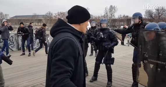 Francuska policja ustala tożsamość sprawców szturmu na biuro rzecznika rządu, do którego doszło podczas sobotniego protestu żółtych kamizelek w Paryżu. Poszukiwany jest również były mistrz Francji w boksie, który atakował pięściami, funkcjonariuszy oddziałów szturmowych w pełnym rynsztunku bojowym. 