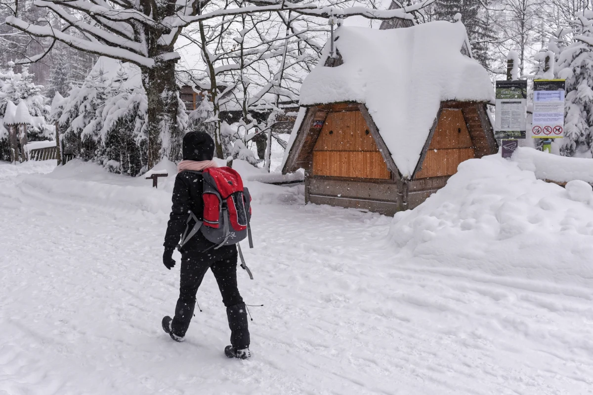 Turyści, którzy utknęli w schroniskach nad Morskim Okiem i w Dolinie Roztoki, sami opuścili te obiekty i bezpiecznie zeszli na dół. Schroniska pozostają zamknięte, najprawdopodobniej do czwartku.