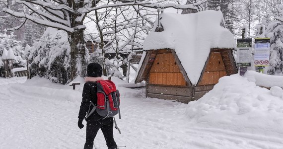 Turyści, którzy utknęli w schroniskach nad Morskim Okiem i w Dolinie Roztoki, sami opuścili te obiekty i bezpiecznie zeszli na dół. Schroniska pozostają zamknięte, najprawdopodobniej do czwartku.