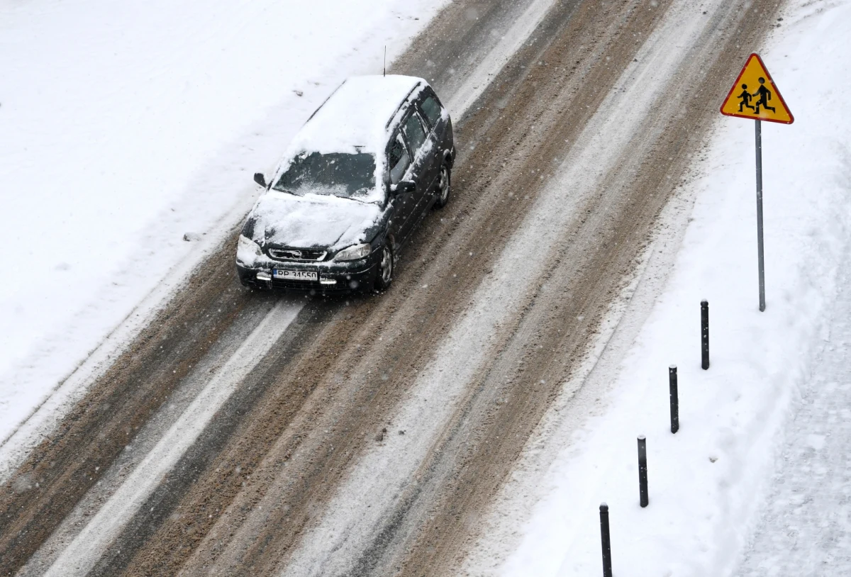 Nie będziemy mieć ataku zimy stulecia. Służby są przygotowane, aby podejmować działania adekwatne do potrzeb, zapewnić bezpieczeństwo mieszkańców, przejezdność dróg i ochronę – na ile to możliwe – osób zagrożonych wychłodzeniem – zapewnił wojewoda małopolski Piotr Ćwik.