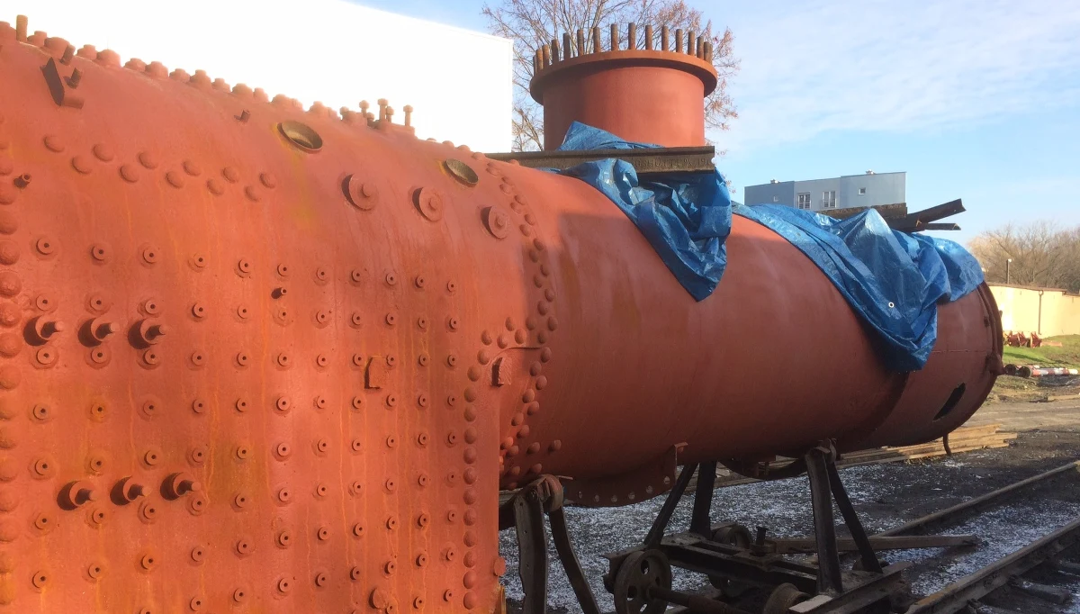 Kiedy w listopadzie odwiedzaliśmy siedzibę Średzkiej Kolei Powiatowej, w ramach naszego cyklu Twoje Niesamowite Miejsce, prowadzący ją pasjonaci kolei rozpoczęty niedawno remont mieli dopiero w planach. Chodzi o odbudowę i przywrócenie do ruchu na torach, zabytkowego parowozu z lat 50-tych. Dziś lokomotywa PX 48 jest już rozebrana, a poszczególne jej elementy są poddawane kapitalnej renowacji. Przed budynkiem stoi zakonserwowany już kocioł, będący sercem parowozu. W lokomotywowni jest też rama pojazdu i układ jezdny - element, którego remont jest najbardziej kosztowny.