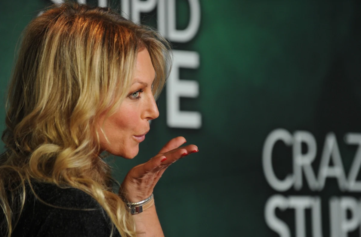 Australijska modelka Annalise Braakensiek zmarła w swoim mieszkaniu w Sydney. Policja podejrzewa, że kiedy ją znaleziono, mogła nie żyć już od kilku dni. Od pewnego czasu na Instagramie modelka pisała o depresji, z którą miała zmagać się już od lat.  