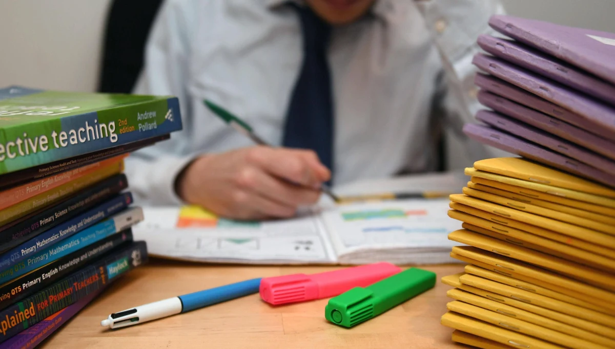 Nauczycielski ruch "czerwonych długopisów" - zainspirowany "żółtymi kamizelkami" - rozpoczął nietypowy protest we Francji. Należący do niego pedagodzy przestali poprawiać pisemne sprawdziany, testy i kartkówki - będą z góry stawiać ucznion najwyższe stopnie. Protestujący nauczyciele żądają w ten sposób wyższych płac i lepszych warunków pracy.