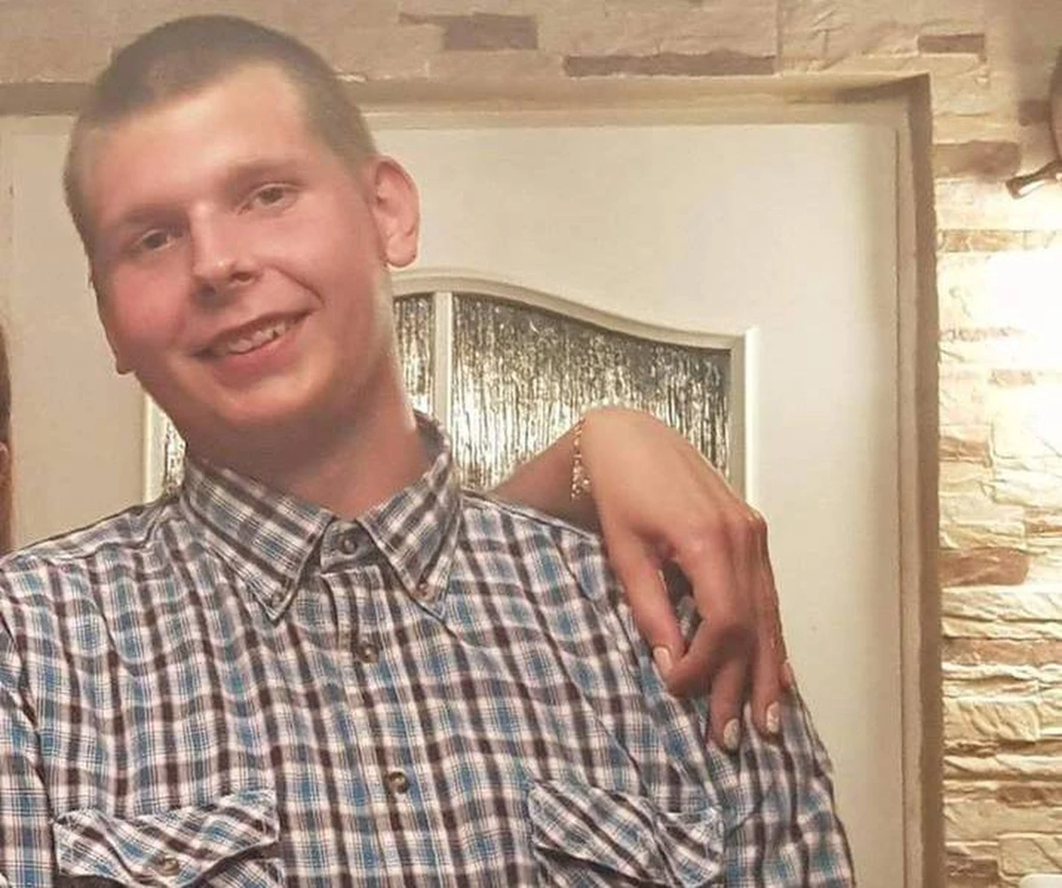 Policjanci z Olsztyna prowadzą poszukiwania zaginionego Radosława Zalewskiego. 19-latek przyjechał wraz z kolegami na imprezę sylwestrową do Olsztyna. W trakcie przyjęcia wyszedł w nieznanym kierunku. Od tamtej pory nie ma z nim kontaktu.