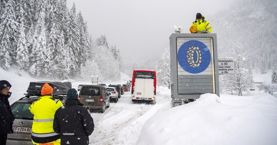 Stan wielkiego zagrożenia lawinowego w Austrii. Na najbliższe dni meteorolodzy przewidują kolejne obfite opady śniegu. Wiele dróg jest nieprzejezdnych, niektóre miejscowości są odcięte od świata. Trwają poszukiwania zaginionych narciarzy.