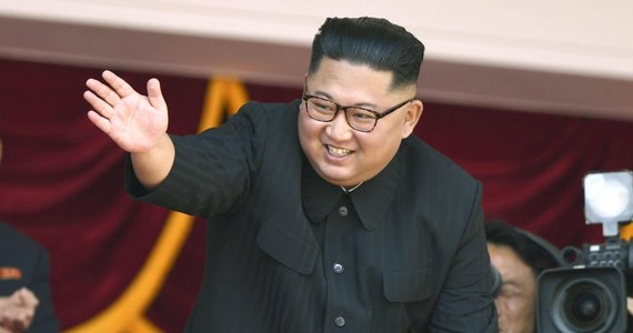 ​Przywódca Korei Północnej Kim Dzong Un prawdopodobnie zmierza do Pekinu na czwarte spotkanie z prezydentem Chin Xi Jinpingiem - poinformowały media w Korei Południowej. Agencja Yonhap podała, że wysokiej rangi północnokoreański dygnitarz może jechać do ChRL.