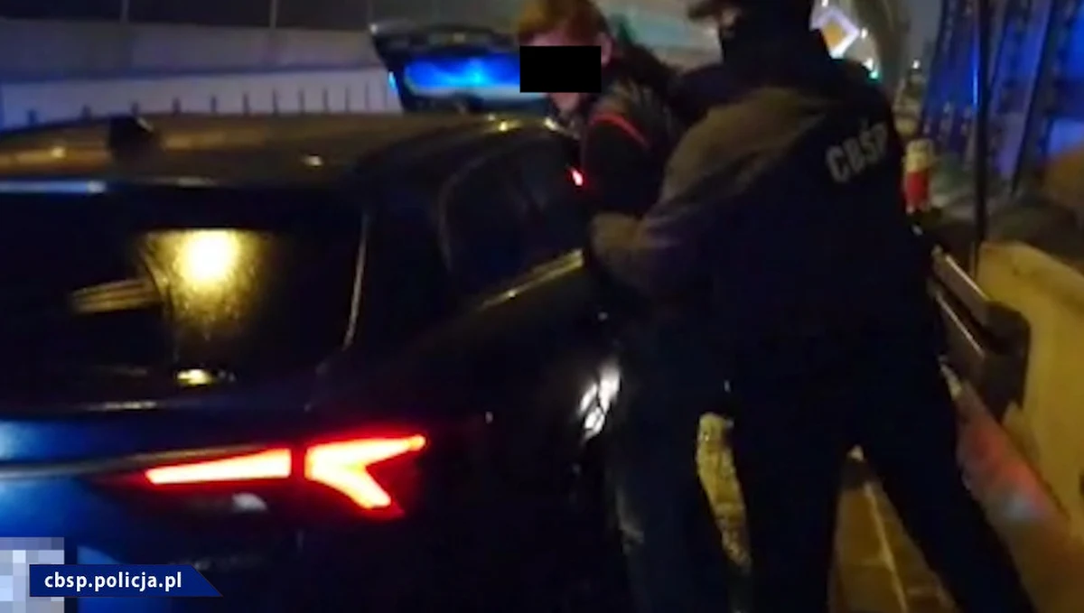 Zarzut przemytu znacznych ilości narkotyków usłyszało dwóch mężczyzn zatrzymanych na Trasie Toruńskiej w Warszawie przez policjantów z Wydziału do Zwalczania Zorganizowanej Przestępczości Kryminalnej Zarządu w Białymstoku Centralnego Biura Śledczego Policji. Funkcjonariusze zabezpieczyli przy zatrzymanych amfetaminę, tabletki ecstasy i GHB, czyli tzw. krople gwałtu. Narkotyki były przemycane z Holandii do Polski w pudełkach po butach. 