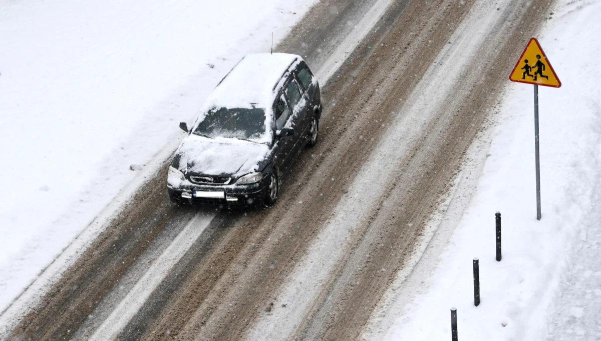 Instytut Meteorologii i Gospodarki Wodnej ostrzega mieszkańców trzech województw przed silnym mrozem, intensywnymi opadami śniegu oraz marznącymi opadami, które mogą powodować gołoledź.