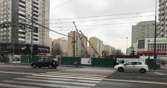 W kamienicy przy ulicy Wolskiej 58 w Warszawie pękają ściany. Taką informację dostaliśmy na Gorącą Linię RMF FM razem z prośbą o interwencję. Jak się przekonaliśmy, 20 metrów od budynku trwa budowa nowej stacji metra. 