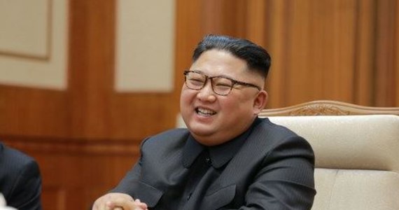 "Przywódca Korei Płn. Kim Dzong Un udał się z wizytą do Pekinu na zaproszenie prezydenta Chin Xi Jinpinga" - poinformowały we wtorek północnokoreańska agencja prasowa KCNA i chińska agencja Xinhua. Będzie to już czwarte spotkanie obu przywódców. Według mediów Korei Południowej Kim tradycyjnie wybrał pociąg jako środek lokomocji. 
