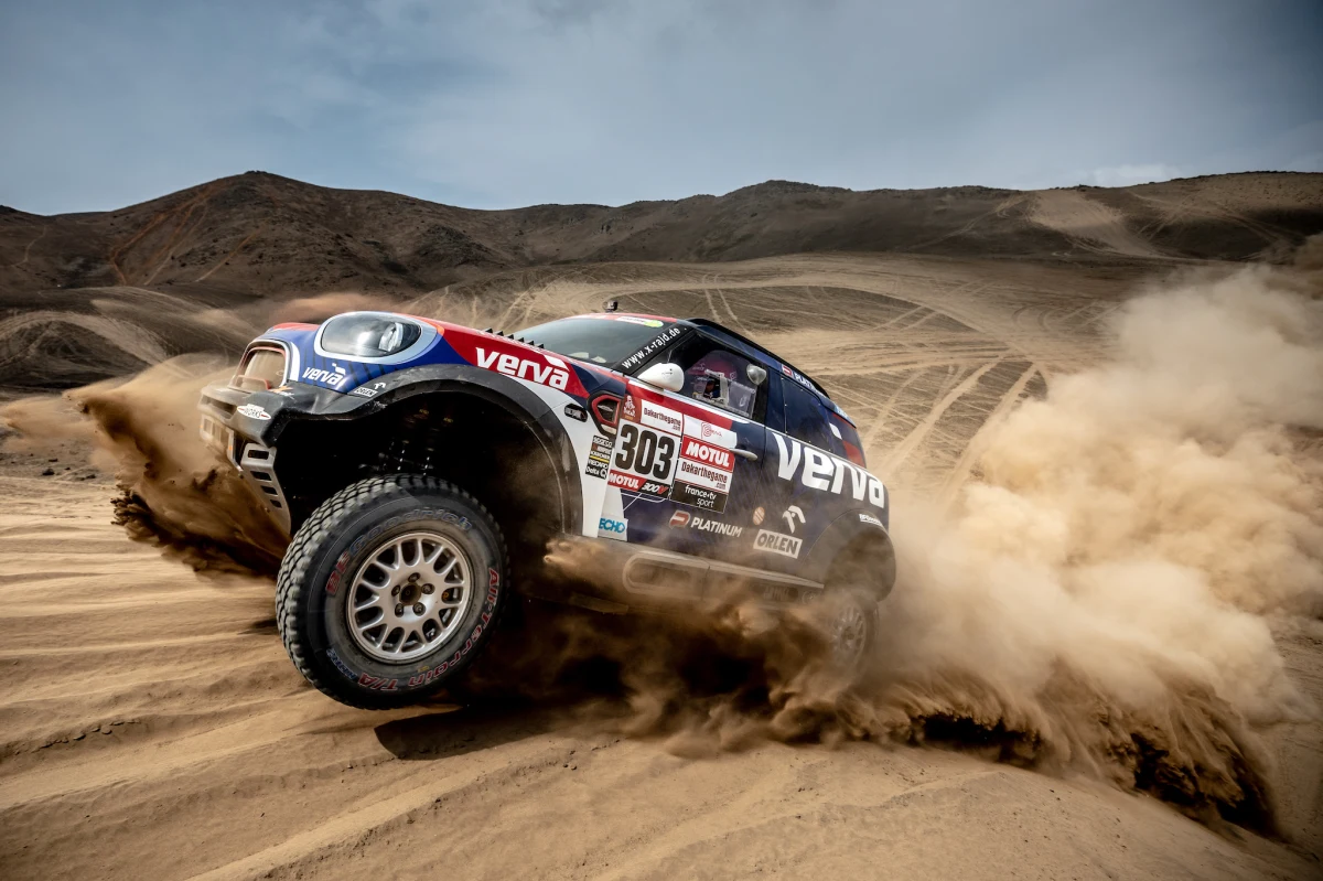 Jakub Przygoński w Mini zajął trzecie miejsce na pierwszym etapie Rajdu Dakar, który rozpoczął się w Peru. Jadący z belgijskim pilotem Tomem Colsoulem kierowca Orlen Teamu przegrał tylko z Katarczykiem Nasserem Al-Attiyah (Toyota) i Hiszpanem Carlosem Sainzem (Mini).