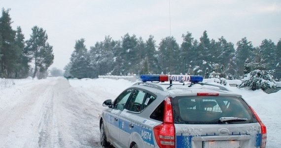 Od rana w całej Polsce trwają kaskadowe kontrole prędkości - poinformował PAP we wtorek podinsp. Radosław Kobryś z Biura Ruchu Drogowego Komendy Głównej Policji. Z danych KGP wynika, że z powodu nadmiernej prędkości w ubiegłym roku na drogach zginęło ponad 750 osób.

