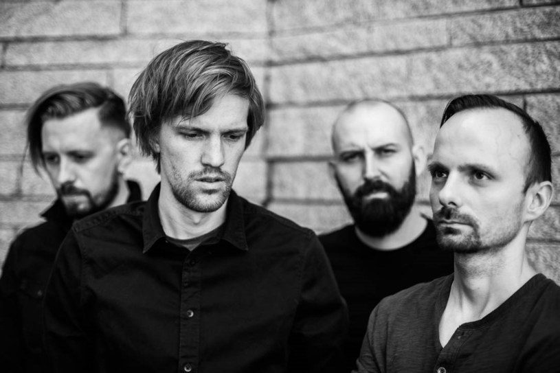 Po 11 latach wspólnego grania warszawski postrockowy kwartet Tides From Nebula opuściła gitarzysta Adam Waleszyński. Zespół podjął decyzję, że będzie kontynuować działalność jako trio.