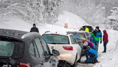 Tysiące ludzi odciętych od świata. Kurorty narciarskie Austrii toną w śniegu