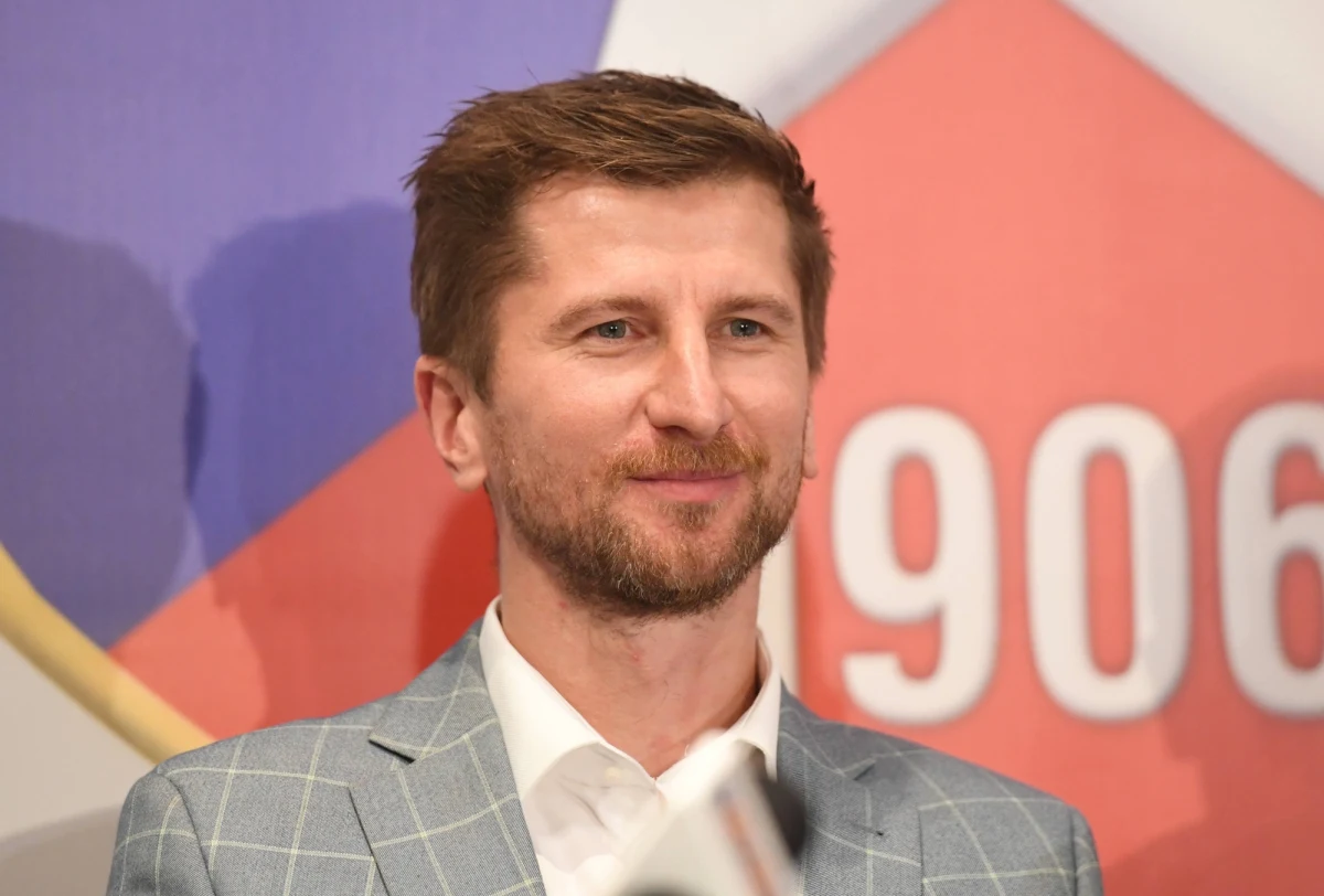 Rafał Wisłocki nowy prezes Wisły Kraków o porannym wejściu śledczych m.in. do budynków związanych z klubem dowiedział się od pracowników, którzy do niego zadzwonili. Jak przyznał w rozmowie z dziennikarzem sportowym RMF FM Wojciechem Marczykiem, nie ma go w tej chwili w Krakowie.  