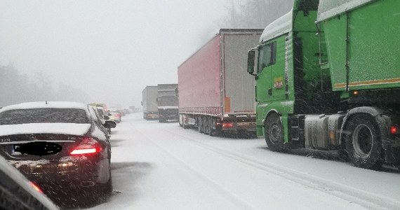 W wyniku zderzenia trzech samochodów zablokowany był przez kilka godzin odcinek autostrady A4 w okolicy Góry św. Anny. Jedna osoba została ranna. Warunki na A4 na Opolszczyźnie i Dolnym Śląsku nadal są bardzo trudne - ostrzega nasz reporter Bartłomiej Paulus.