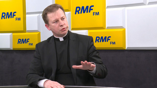 W sprawie pedofilii stanowisko Kościoła jest jasne i zdecydowane – mówił w Popołudniowej rozmowie w RMF FM rzecznik Konferencji Episkopatu Polski ks. Paweł Rytel-Andrianik. „Po pierwsze księża biskupi mówią tak: przepraszamy Boga i ofiary. To powiedzieli 19 listopada na Jasnej Górze. Po drugie, jeśli ktoś ma informacje na ten temat, to zgodnie z prawem polskim i wytycznymi KEP ma obowiązek zgłaszania. Po trzecie mówią do kapłanów, po raz pierwszy do sprawców się zwracają, że okryli hańbą braci kapłanów” – dodał gość Marcina Zaborskiego. Podkreślił także, że zgodnie z wolą Stolicy Apostolskiej zaplanowane jest spotkanie arcybiskupa Stanisława Gądeckiego z ofiarami księży pedofilów. „Będzie to spotkanie prywatne, przez szacunek dla tych osób”. Zaznaczył, że to „perspektywa najbliższych tygodni”.

Rzecznik Konferencji Episkopatu Polski: Państwo i Kościół są rozdzielone

"To jest temat, który jest od dawna. (...) Państwo i Kościół są rozdzielone - reguluje go zarówno konstytucja, jak i konkordat" - mówił o obywatelskiej inicjatywie ustawodawczej ogłoszonej wczoraj przez Barbarę Nowacką z Inicjatywy Polskiej ks. Paweł Rytel-Andrianik. Rzecznik Konferencji Episkopatu Polski podkreślał, że "ten projekt uderza w zasadę bezpłatnej edukacji, w dwa artykuły konstytucji - w art. 70 ust. 2, który mówi, że nauka w szkołach publicznych jest bezpłatna i w art. 53, który mówi, że religia kościoła lub innego związku wyznaniowego po uregulowaniu sytuacji prawnej może być przedmiotem nauczania w szkole". "87% rodziców chce, żeby ich dzieci uczestniczyły w lekcjach religii. Ci rodzice płacą podatki" - tłumaczył. Gość Popołudniowej rozmowy w RMF FM podkreślał, że zdecydowana większość katechetów w szkołach to osoby świeckie. Według danych kościelnych przytaczanych przez ks. Rytla-Adrianika, jedna trzecia nauczycieli religii to osoby duchowne.
