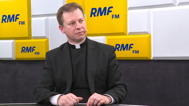 W sprawie pedofilii stanowisko Kościoła jest jasne i zdecydowane – mówił w Popołudniowej rozmowie w RMF FM rzecznik Konferencji Episkopatu Polski ks. Paweł Rytel-Andrianik. „Po pierwsze księża biskupi mówią tak: przepraszamy Boga i ofiary. To powiedzieli 19 listopada na Jasnej Górze. Po drugie, jeśli ktoś ma informacje na ten temat, to zgodnie z prawem polskim i wytycznymi KEP ma obowiązek zgłaszania. Po trzecie mówią do kapłanów, po raz pierwszy do sprawców się zwracają, że okryli hańbą braci kapłanów” – dodał gość Marcina Zaborskiego. Podkreślił także, że zgodnie z wolą Stolicy Apostolskiej zaplanowane jest spotkanie arcybiskupa Stanisława Gądeckiego z ofiarami księży pedofilów. „Będzie to spotkanie prywatne, przez szacunek dla tych osób”. Zaznaczył, że to „perspektywa najbliższych tygodni”.