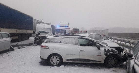 Fatalna sytuacja na drogach w województwie łódzkim. Na autostradzie A1 doszło do karambolu. W pobliżu Plichtowa zderzyło się sześć aut ciężarowych i 11 osobowych. Sześć osób zostało rannych. Z kolei koło Natolina doszło do kolizji z udziałem dwóch aut. Oba zdarzenia spowodowały ogromne utrudnienia na autostradzie. 
