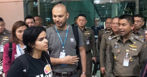 Przebywająca w Bangkoku 18-letnia Saudyjka, która uciekła z kraju przed swoją rodziną, chce, by azylu udzieliła jej Kanada. Kobieta podejrzewa, że jej wiza do Australii, dokąd planowała uciec, została anulowana.