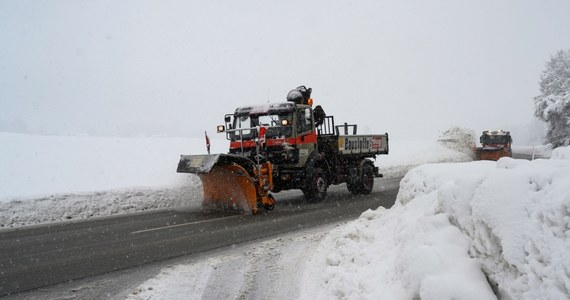 O północy został zamknięty dla pojazdów powyżej 3,5 tony dojazd do przejścia granicznego z Polską Harrachov-Jakuszyce. Dyrekcja Autostrad i Dróg przewiduje, że ograniczenie może trwać do czwartku. Sytuację na drogach komplikują opady śniegu; dochodzi do wypadków. 