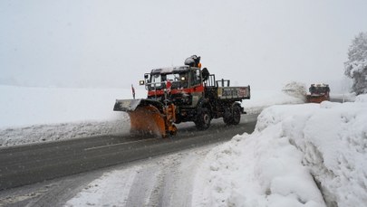 Zaspy na drogach w Czechach. Zamknięty dojazd do przejścia w Harrachovie