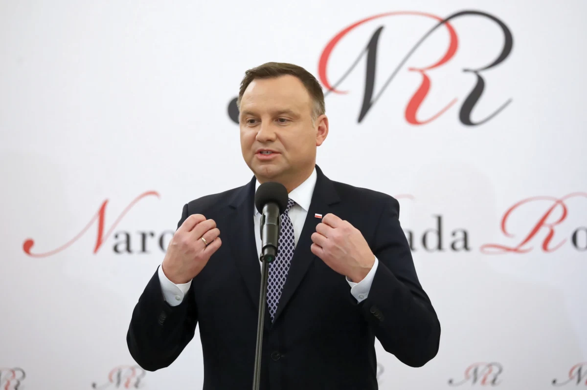 Prezydent Andrzej Duda zabrał głos w sprawie jawności wynagrodzeń w NBP. „Nie widzę przeszkód, żeby poziom wynagrodzeń był jawny, skoro jest jawny w innych dziedzinach życia publicznego” – stwierdził podczas spotkania z dziennikarzami. "Gazeta Wyborcza" ujawniła, że zarobki Martyny Wojciechowskiej szefowej departamentu komunikacji i promocji mogą wynosić nawet 65 tys. złotych.
