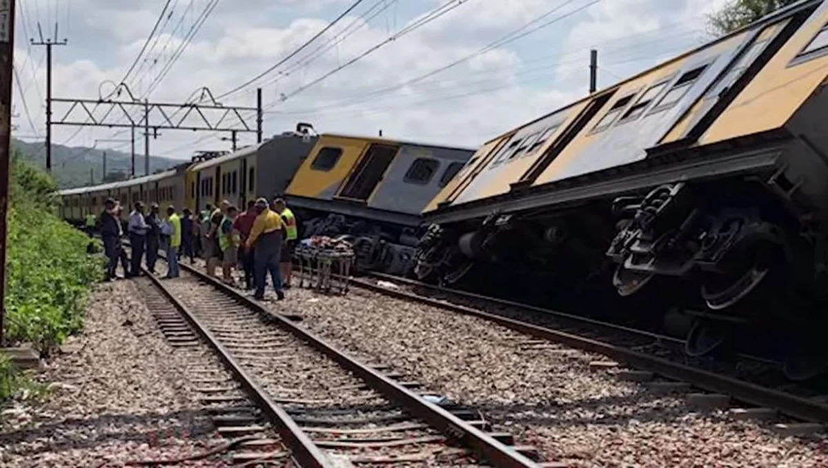 Co najmniej trzy osoby nie żyją, a ponad 200 zostało rannych w wyniku czołowego zderzenia dwóch pociągów podmiejskich, do którego doszło we wtorek w stolicy RPA Thswane (d. Pretoria) - podały służby ratownicze.