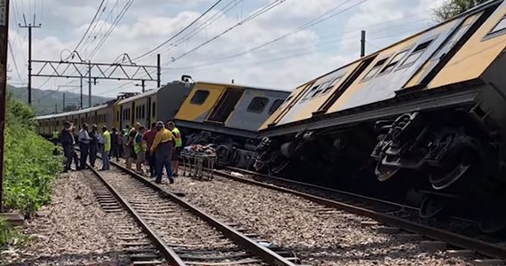 Co najmniej trzy osoby nie żyją, a ponad 200 zostało rannych w wyniku czołowego zderzenia dwóch pociągów podmiejskich, do którego doszło we wtorek w stolicy RPA Thswane (d. Pretoria) - podały służby ratownicze.