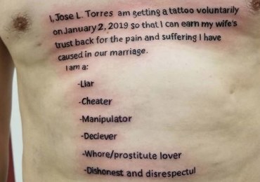 "Jestem zdrajcą". Niewierny mąż tatuażem chce odzyskać zaufanie żony