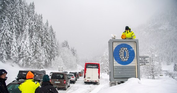 ​Zima atakuje Europę. Śnieg odciął od świata alpejskie miejscowości, w wielu regionach ogłoszono zagrożenia lawinowe, bez prądu jest cześć Skandynawii. Z powodu wichur odwołano też loty w Holandii, a w Austrii cześć szkół jest zamknięta.