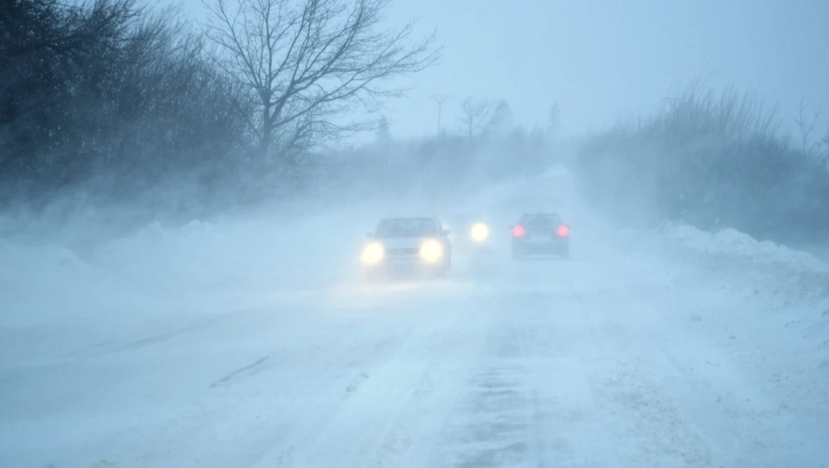 IMGW wydał we wtorek po południu ostrzeżenia pierwszego stopnia przed oblodzeniem oraz intensywnymi opadami śniegu. Drugi stopień zagrożenia intensywnymi opadami śniegu obowiązuje w części woj. dolnośląskiego.