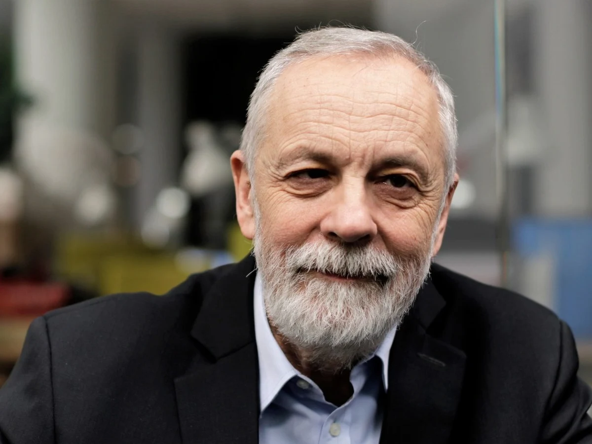 "Ten projekt został skierowany do naszej komisji (Sejmowa Komisja Edukacji Dzieci i Młodzieży - przyp.red). To nie jest za mało czasu, tylko Sejm wymagałby nieco innego składu osobowego, żeby móc na ten temat dyskutować" - tak o projekcie "Świecka Szkoła" mówi poseł PO Rafał Grupiński, szef komisji edukacji, gdzie utknął projekt. "Moim zdaniem, w sytuacji w której zebrano ponad 100 tysięcy podpisów przeznaczenie tego projektu do debaty, kiedy marszałek Terlecki przyzna 30 sekund na wypowiedzi posłów i następnie wyrzuci to do niszczarki, nie ma sensu. Po co za rok zbierać kolejne podpisy, skoro ta ustawa dzięki zasadzie dyskontynuacji, w Sejmie, w którym PiS nie będzie miał dominacji, może być wreszcie spokojnie dyskutowana i rozważona" - uważa gość Marcina Zaborskiego.