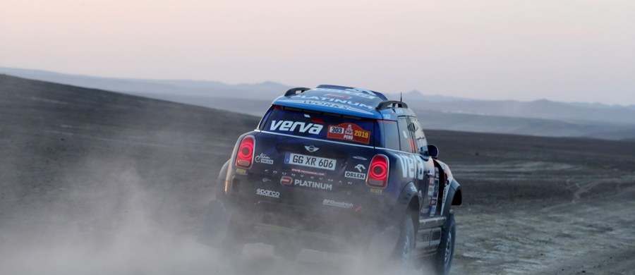 Po trzecim miejscu na pierwszym etapie odbywającego się w Peru Rajdu Dakar, we wtorek jadący Mini Jakub Przygoński uzyskał 13. czas i spadł w klasyfikacji generalnej na 12. pozycję. Najszybszy był dziewięciokrotny rajdowy mistrz świata Francuz Sebastien Loeb.