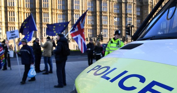 ​Wzmocniona ochrona brytyjskiego parlamentu. To reakcja londyńskiej policji metropolitalnej na skargi posłów dotyczące obelg i ataków personalnych ze strony członków grup radykalnie prawicowych.
