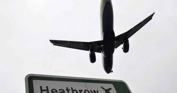 Londyńska policja potwierdziła we wtorek wieczorem, że wszczęła śledztwo ws. pojawienia się drona nad północnym pasem startowym lotniska Heathrow, co doprowadziło do godzinnego zawieszenia odlotów. Jak dodano, otrzymano wsparcie ze strony wojska.