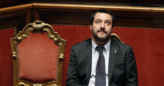 „Dziękuję, Polsko” - pisał po wyborach w 2015 r. wygranych przez PiS i jego koalicjantów; euro nazwał „zbrodnią przeciwko ludzkości”, a w Rosji czuje się „jak w domu” - to wicepremier i szef MSW Włoch Matteo Salvini, polityk o najmocniejszej pozycji we Włoszech. Dziś Salvini złoży wizytę w Warszawie na zaproszenie ministra spraw wewnętrznych i administracji Joachima Brudzińskiego. Spotka się też z prezesem PiS Jarosławem Kaczyńskim.