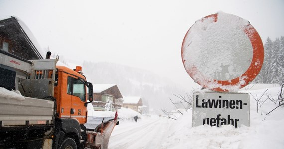 Z powodu obfitych opadów śniegu oraz wysokiego zagrożenia lawinowego w Austrii oraz na południu Niemiec unieruchomiono wyciągi narciarskie. Poprawy nie widać, bo według synoptyków, śnieg ma padać także w najbliższych dniach. Policja apeluje do mieszkańców i turystów, przebywających w zagrożonych regionach, o nieopuszczanie kurortów. 