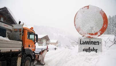 Śniegu jest zbyt dużo. W Austrii unieruchomiono wyciągi narciarskie 