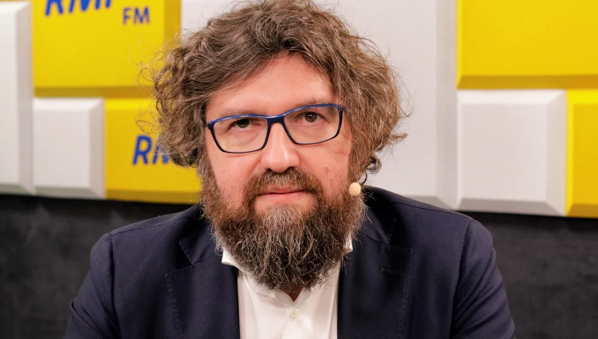 „Żyjemy w kraju, w którym w 2000 roku Najwyższa Izba Kontroli po raz pierwszy napisała, że mamy coraz bardziej pogarszającą się jakość powietrza i musimy coś z tym zrobić” – powiedział w Porannej rozmowie w RMF FM wiceszef Narodowego Funduszu Ochrony Środowiska i Gospodarki Wodnej i pełnomocnik premiera do spraw programu „Czyste Powietrze” Piotr Woźny. „Myślę, że ten rok 2018 był rokiem ustanawiania wielu regulacji prawnych, bo regulacji prawnych do walki ze smogiem brakowało” – dodał. Podkreślił, że zostały wydane przepisy pozwalające na ustanowienie „stref niskoemisyjnego transportu”. „Jeśli władze miasta zdecydują o wprowadzeniu takiego ograniczenia, to takie ograniczenie będzie można wprowadzić. Pierwsza taka strefa została wprowadzona w Krakowie” – mówił Woźny. Zapytany o to, czy rząd zakaże palenia w kominkach odpowiedział: „Rząd nie wprowadzi odgórnego zakazu palenia w kominkach”.