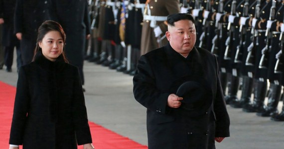 Przywódca Korei Północnej Kim Dzong Un opuścił Pekin specjalnym pociągiem po dwudniowej wizycie, poświęconej - jak spekulują komentatorzy - m.in. możliwemu spotkaniu z prezydentem USA Donaldem Trumpem i nałożonym na Koreę Północną sankcjom ONZ - piszą agencje.