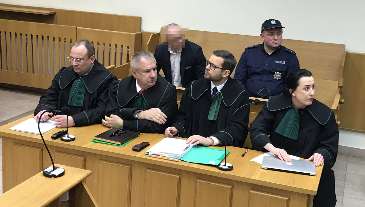 Do 5 marca Sąd Rejonowy dla Warszawy-Mokotowa odroczył rozprawę ws. brutalnego pobicia byłego wiceprezesa Komisji Nadzoru Finansowego Wojciecha Kwaśniaka. Proces miał rozpocząć się powtórnie w środę po tym, gdy sędzia prowadząca sprawę poszła na urlop macierzyński.