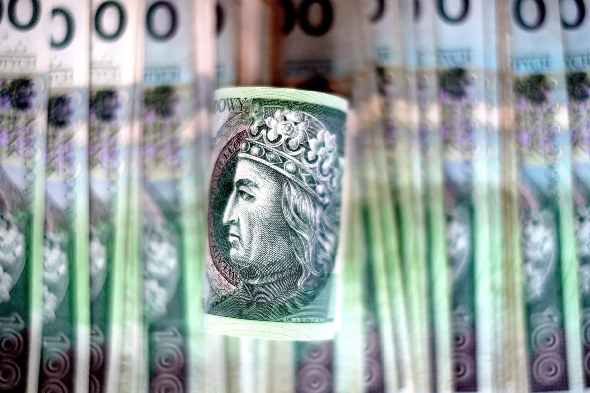 "To było robienie z Polaków idiotów" - tak szefowa Nowoczesnej Katarzyna Lubnauer komentuje dzisiejszą konferencję Narodowego Banku Polskiego. Podobnego zdania jest cała opozycja. NBP odmówił ujawnienia pensji współpracownic prezesa Adama Glapińskiego. Według mediów, szefowa departamentu komunikacji i promocji Martyna Wojciechowska zarabia co najmniej 65 tysięcy złotych.